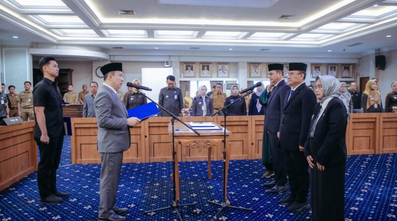 Sekdaprov Lampung Tekankan Integritas saat Melantik Tiga Pejabat Baru Sekdaprov Lampung Tekankan Integritas saat Melantik Tiga Pejabat Baru