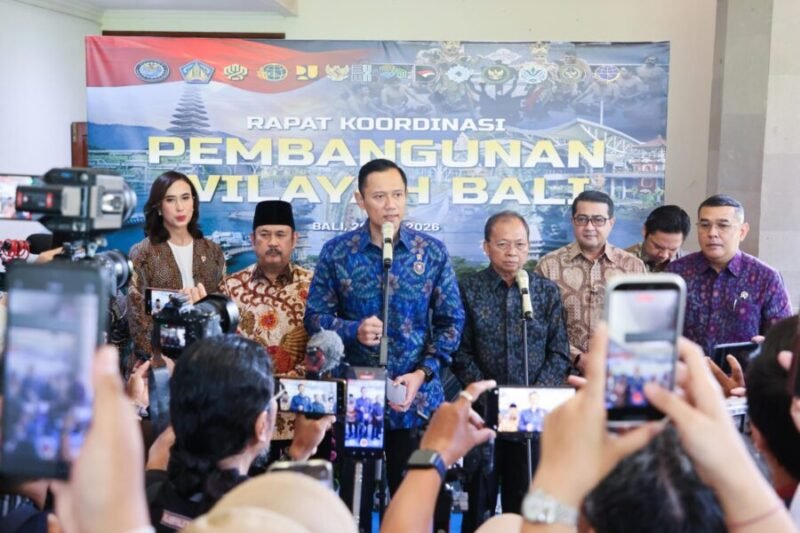 Agus Harimurti Yudhoyono (tengah), memberikan paparan saat memimpin Rapat Koordinasi Pengembangan Wilayah Bali di Denpasar