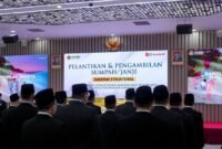 Para pejabat terlantik mengikuti rangkaian Pelantikan dan Pengambilan Sumpah/Janji Jabatan Pejabat Struktural di lingkungan Kementerian Agraria dan Tata Ruang/Badan Pertanahan Nasional (ATR/BPN) di Aula Prona