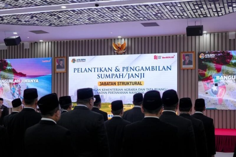 Para pejabat terlantik mengikuti rangkaian Pelantikan dan Pengambilan Sumpah/Janji Jabatan Pejabat Struktural di lingkungan Kementerian Agraria dan Tata Ruang/Badan Pertanahan Nasional (ATR/BPN) di Aula Prona