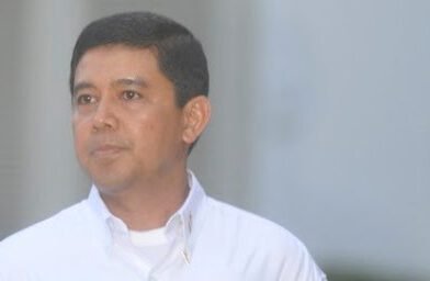 Guru Besar Ilmu Politik Sebut Presiden Prabowo Tegak Lurus pada Konstitusi, Tidak Ada Ruang untuk Intervensi Hukum Guru Besar Ilmu Politik Sebut Presiden Prabowo Tegak Lurus pada Konstitusi, Tidak Ada Ruang untuk Intervensi Hukum