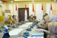 Sekdaprov Lampung Marindo Kurniawan memaparkan strategi transformasi digital Pemerintah Provinsi Lampung saat menerima visitasi Tim Penilai Asosiasi Dinas Komunikasi dan Informatika Provinsi Seluruh Indonesia (ASKOMPSI) dalam rangka penilaian ASKOMPSI Digital Leadership Government Award (ADLGA) 2026 di Ruang Rapat Sakai Sambayan, Kantor Gubernur Lampung, Selasa (21/7/2026).