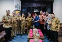 Sekretaris Daerah Provinsi Lampung foto bersama jajaran Lembaga Penjamin Simpanan (LPS) dan pejabat Pemprov Lampung usai penyerahan cinderamata di Ruang Kerja Sekda, Bandar Lampung