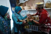 Ketua TP PKK Provinsi Sumatera Selatan meninjau produk kerajinan UMKM binaan TP PKK saat kunjungan kerja di Kabupaten Empat Lawang