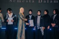 Ketua Dekranasda Provinsi Lampung menyerahkan penghargaan kepada desainer muda peserta program Sencacanan Wastra Lampung dalam rangkaian LIFMove 2026 di Bandar Lampung, Rabu (22/7/2026)