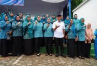 Ketua TP PKK Sumsel foto bersama Wali Kota Lubuk Lingga dan jajaran kader seusai meresmikan Warung PKK Kota Lubuk Linggau
