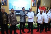 Wakil Gubernur Sumatera Selatan menyerahkan cenderamata kepada Ketua Tim Kunjungan Kerja Reses Komisi II DPR RI di Auditorium Grha Bina Praja, Palembang