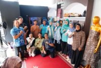 Ketua TP PKK Sumsel dan Ketua TP PKK Lubuk Linggau foto bersama para perajin di Kampung Batik Madani, Lubuk Linggau