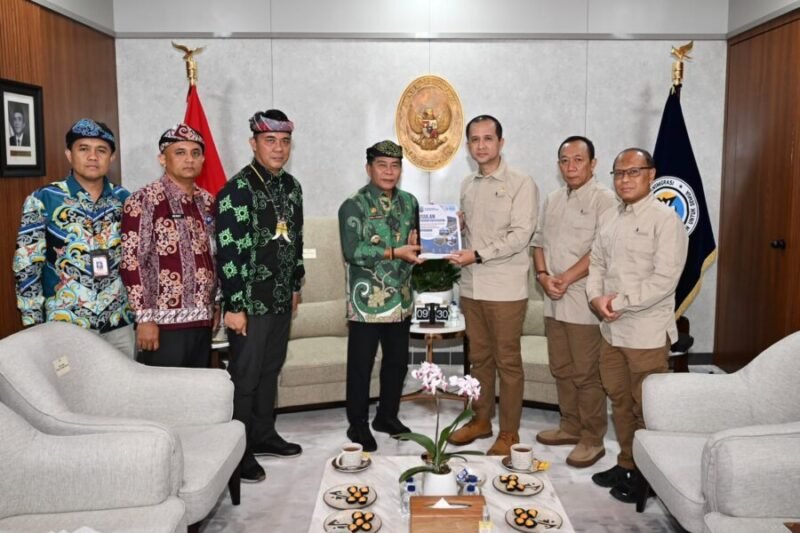 Menteri Transmigrasi menerima dokumen usulan program dari Gubernur Kalimantan Utara didampingi jajaran di Jakarta