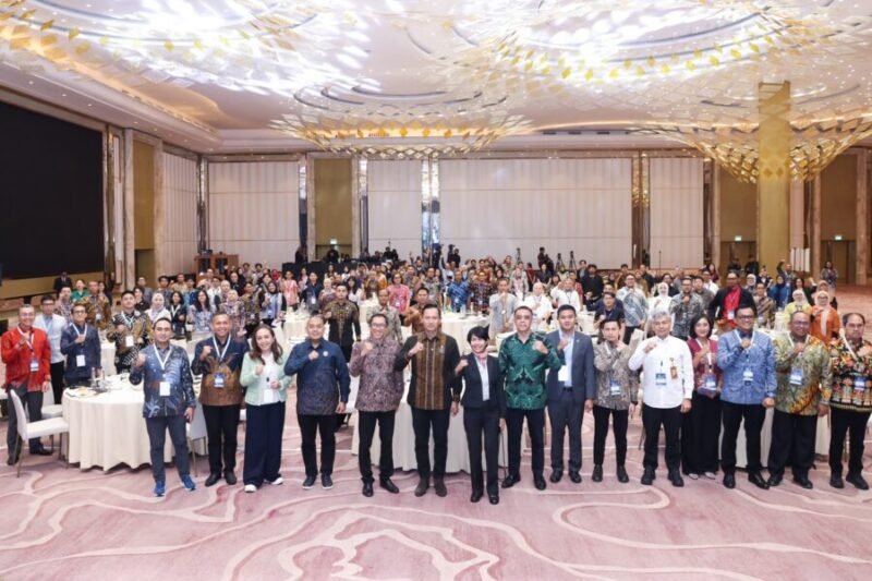 Menteri Koordinator Bidang Infrastruktur dan Pembangunan Kewilayahan foto bersama para narasumber dan peserta usai menghadiri Indonesia Zero Emission Heavy Duty Vehicle (IZEHDV) Forum di Jakarta