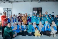 Ketua TP PKK Provinsi Lampung Purnama Wulan Mirza berfoto bersama kader Posyandu, kader PKK, dan jajaran pemerintah daerah usai meninjau pelaksanaan pelayanan kesehatan masyarakat dalam rangkaian kegiatan pencanangan Desa TAPIS di Desa Panca Tunggal Jaya, Kabupaten Tulang Bawang.