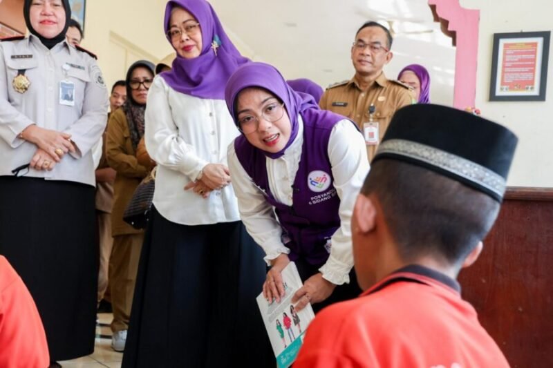 Ketua TP PKK Provinsi Bante berbincang langsung dengan seorang anak binaan saat kunjungan kerja peringatan Hari Anak Nasional 2026 di Lembaga Pembinaan Khusus Anak (LPKA) Kelas I Tangerang, Kota Tangerang, Banten
