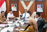 Sekretaris Daerah Provinsi Sumatera Selatan memimpin rapat saat menerima visitasi Tim Penilai Askompsi Digital Leadership Government Award (ADLGA) Tahun 2026 di Ruang Rapat Sekretariat Daerah Provinsi Sumsel, Palembang
