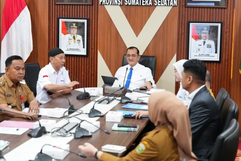 Sekretaris Daerah Provinsi Sumatera Selatan memimpin rapat saat menerima visitasi Tim Penilai Askompsi Digital Leadership Government Award (ADLGA) Tahun 2026 di Ruang Rapat Sekretariat Daerah Provinsi Sumsel, Palembang