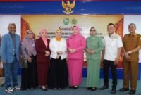 Ketua BKOW Sumsel foto bersama Kepala SMKN 2 Palembang Suparrman (kanan) dan para narasumber usai Sosialisasi Pencegahan Perundungan dan Kekerasan di Lingkungan Sekolah di SMKN 2 Palembang
