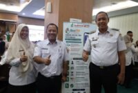 Wali Kota Bekasi foto bersama di dekat standing banner aplikasi BeeTRI usai memimpin acara sosialisasi penguatan disiplin ASN di Aula Nonon Sonthanie BKPSDM Kota Bekasi