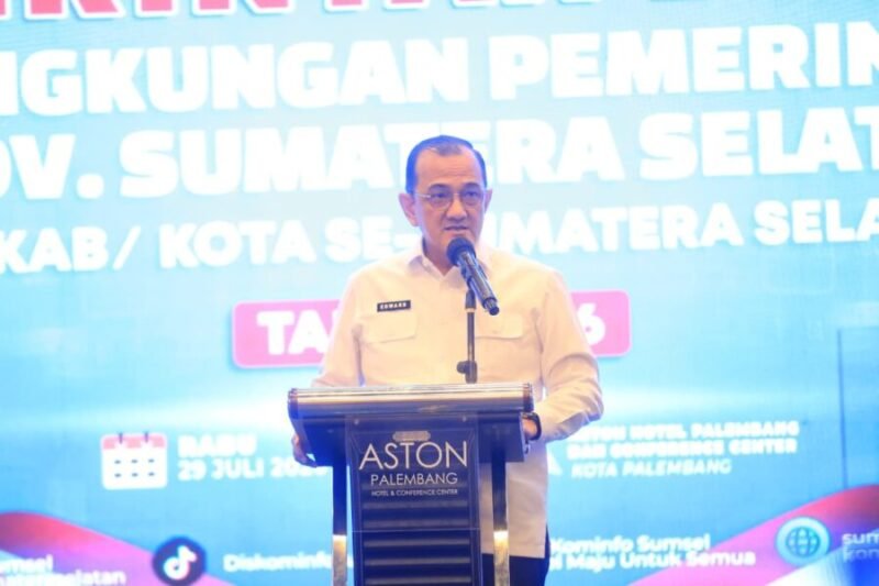 Sekretaris Daerah Provinsi Sumatera Selatan menyampaikan sambutan saat membuka Sosialisasi Penerapan Pemerintah Digital di Hotel Aston Palembang