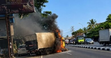 Motor Tabrak Mobil Box di Magelang, Dua Kendaraan Ludes Terbakar