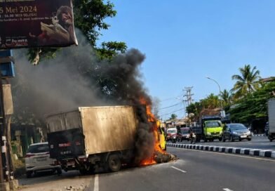 Motor Tabrak Mobil Box di Magelang, Dua Kendaraan Ludes Terbakar