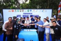 Gubernur Sumatera Selatan Herman Deru bersama unsur Forkopimda, perwakilan Kementerian ESDM, SKK Migas, dan pemangku kepentingan menandatangani ikrar bersama tata kelola sumur minyak masyarakat di Desa Banjarsari, Kabupaten Lahat
