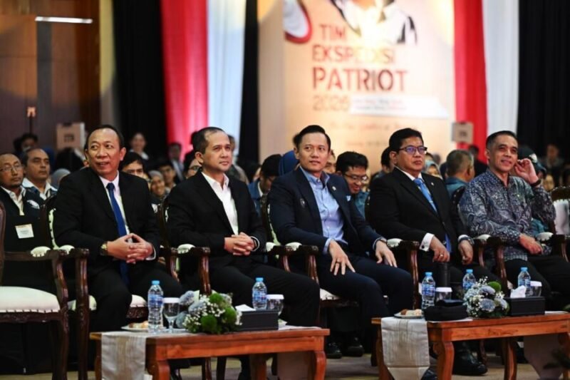 Menteri Koordinator Bidang Infrastruktur dan Pembangunan Kewilayahan Agus Harimurti Yudhoyono (AHY) bersama Menteri Transmigrasi M. Iftitah Sulaiman Suryanagara menghadiri pelepasan Tim Ekspedisi Patriot 2026 di Jakarta