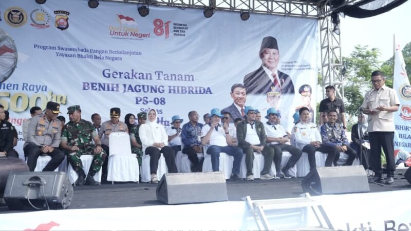 Wakapolda Banten Brigjen Pol. Iwan Saktiadi menghadiri Panen Raya Padi PS-08 dan Gerakan Tanam Jagung Hibrida PS-08 di Desa Sukarame, Kecamatan Carita, Kabupaten Pandeglang