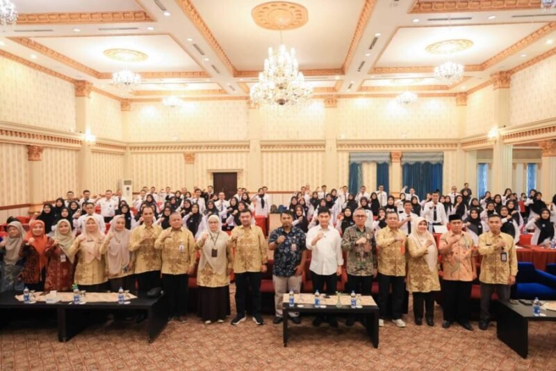 Wagub Banten berfoto bersama jajaran penyelenggara, kepala sekolah, guru, dan peserta Apresiasi Guru dan Tenaga Kependidikan (GTK) Tingkat Kabupaten Pandeglang Tahun 2026 di Hotel Horizon Pandeglang, Kamis (30/7/2026)