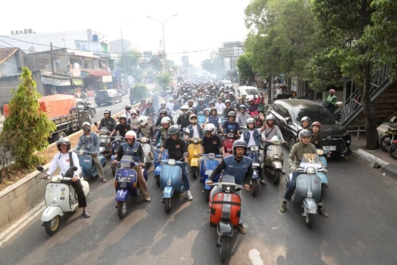 Gubernur Banten bersama ratusan anggota Scooter Banten Bersatu (SBB) menggelar touring di Kota Serang, Sabtu (1/8/2026)