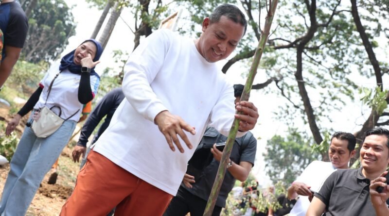 Wali Kota Bekasi Tanam 200 Pohon di Danau Duta Harapan, Perkuat Ruang Hijau Kota