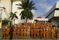 Aparatur Sipil Negara (ASN) Pemerintah Provinsi Lampung berfoto bersama usai Apel Gabungan di Komplek Kantor Gubernur Lampung