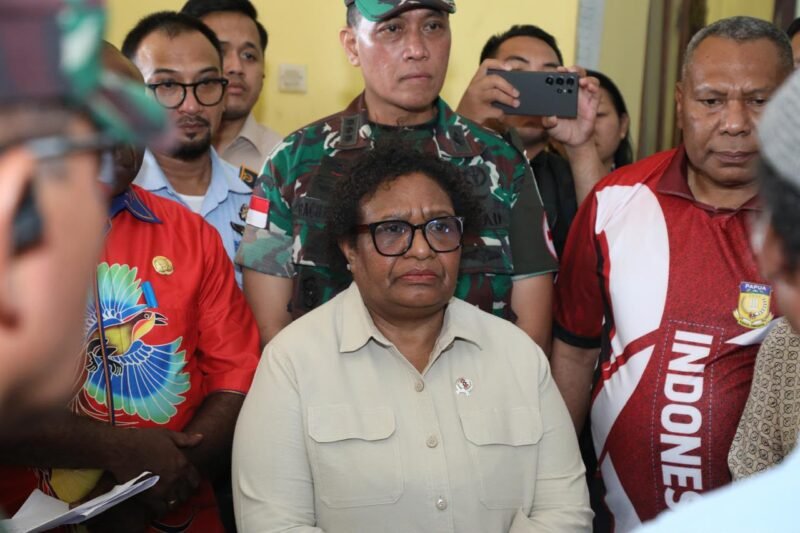 Wamendagri Ribka Haluk Tinjau Langsung Penanganan Dugaan Keracunan MBG di Kabupaten Jayapura