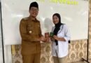 Kades Sindangheula Serahkan Buku Nikah kepada Tujuh Pasangan Usai Ikuti Isbat Nikah Kades Sindangheula Serahkan Buku Nikah kepada Tujuh Pasangan Usai Ikuti Isbat Nikah