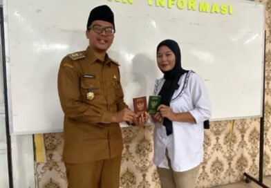 Kades Sindangheula Serahkan Buku Nikah kepada Tujuh Pasangan Usai Ikuti Isbat Nikah Kades Sindangheula Serahkan Buku Nikah kepada Tujuh Pasangan Usai Ikuti Isbat Nikah