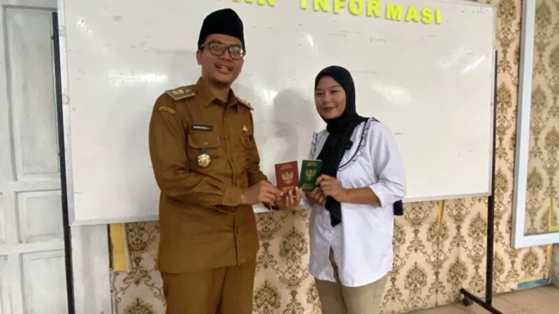 Kades Sindangheula Serahkan Buku Nikah kepada Tujuh Pasangan Usai Ikuti Isbat Nikah Kades Sindangheula Serahkan Buku Nikah kepada Tujuh Pasangan Usai Ikuti Isbat Nikah