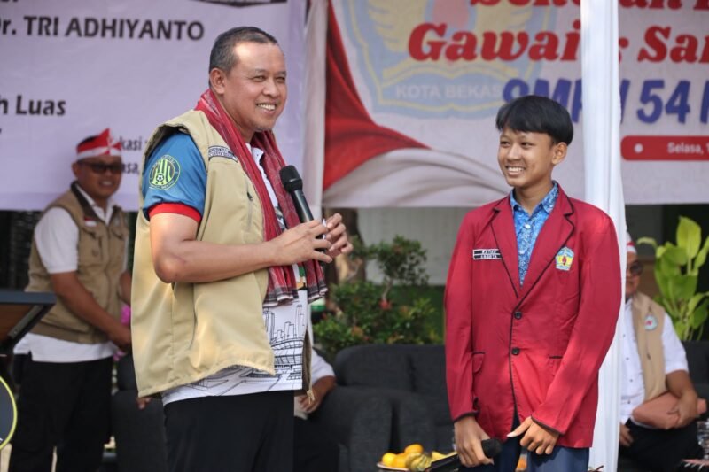 Peduli Kesehatan Mata Pelajar, Wali Kota Bekasi dan IROPIN Bagikan 300 Kacamata Gratis