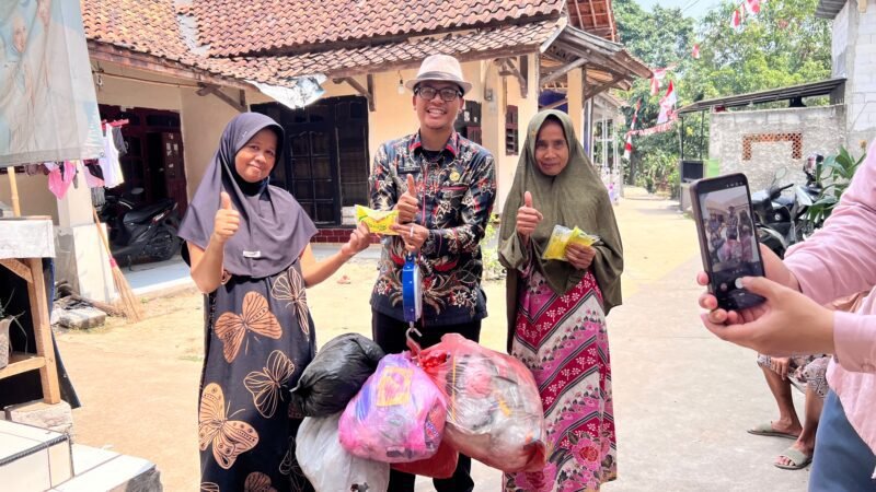 Ubah Sampah Jadi Rupiah, Kades Sindangheula Turun Langsung Jemput Sampah Plastik Ubah Sampah Jadi Rupiah, Kades Sindangheula Turun Langsung Jemput Sampah Plastik