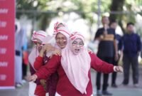 Lomba Bakiak dalam rangkaian semarak HUT ke-81 RI di UMY yang diikuti oleh civitas academica UMY