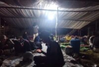 tenda pengungsian sementara didepan posko, lokasi berada  diketinggian banyak masyarakat yang mengungsi dini.