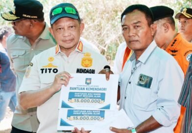 Peduli Korban Gempa NTT, Mendagri Tito Serahkan Tali Asih kepada Ahli Waris Peduli Korban Gempa NTT, Mendagri Tito Serahkan Tali Asih kepada Ahli Waris