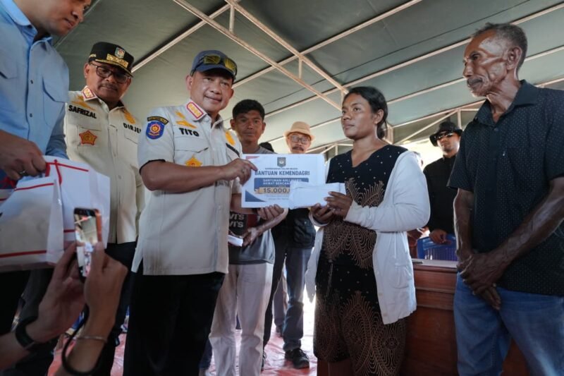 Mendagri Tito Lanjutkan Peninjauan Gempa, Salurkan Bantuan Duka untuk Warga Waekokak