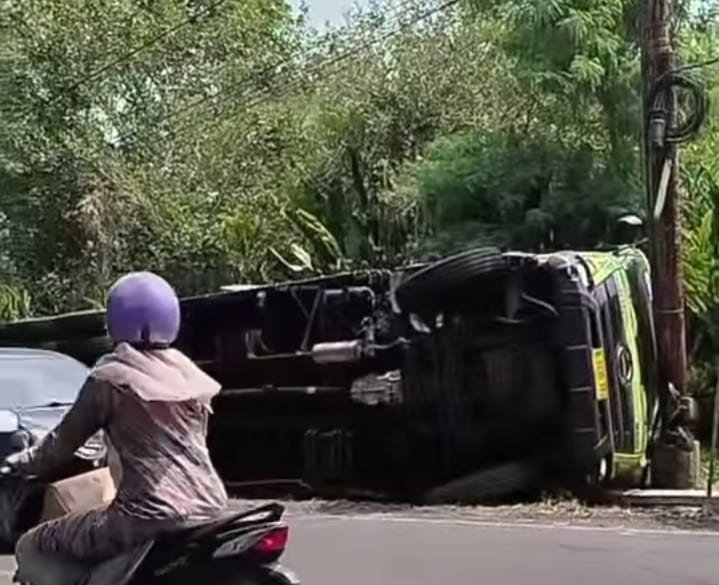 Truk Terguling Depan Hyatt Regency, Pengendara Diminta Waspada Palagan Truk Terguling Depan Hyatt Regency, Pengendara Diminta Waspada Palagan