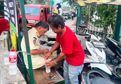 Lansia Sakit dan Linglung di Stasiun Bekasi, Satpol PP Turun Tangan