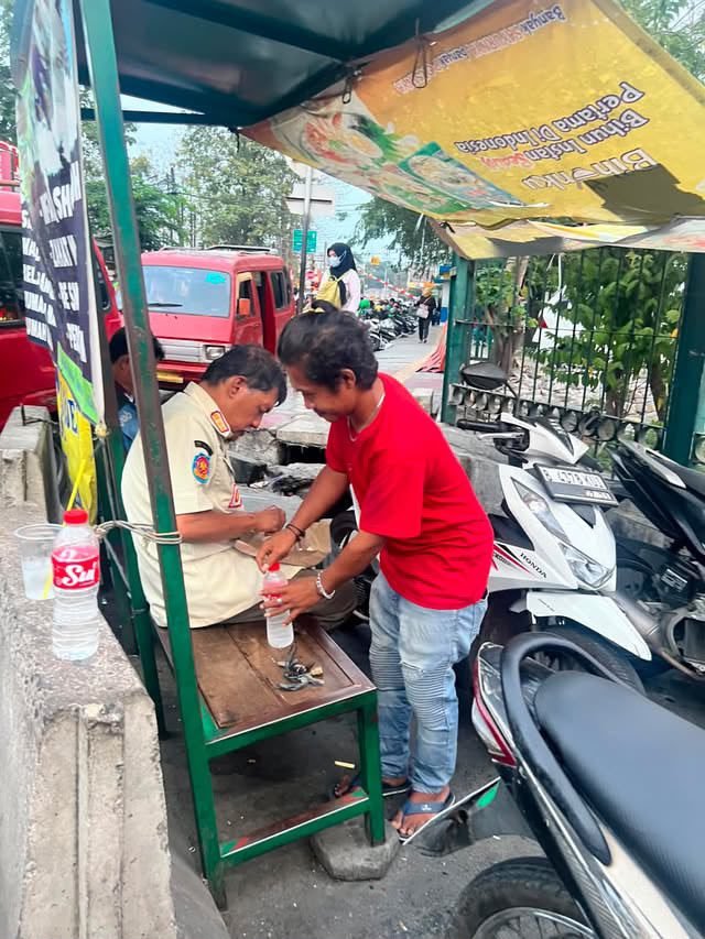 Lansia Sakit dan Linglung di Stasiun Bekasi, Satpol PP Turun Tangan