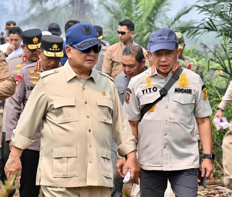 Presiden Prabowo Tinjau Penanganan Karhutla di Kalbar, Mendagri Tito Turut Mendampingi Presiden Prabowo Tinjau Penanganan Karhutla di Kalbar, Mendagri Tito Turut Mendampingi