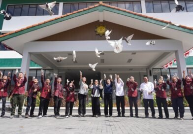 Dies Natalis ke-44 UWM Dibuka dengan Pelepasan Merpati, Teguhkan Semangat Hamemayu Hayuning Bawono