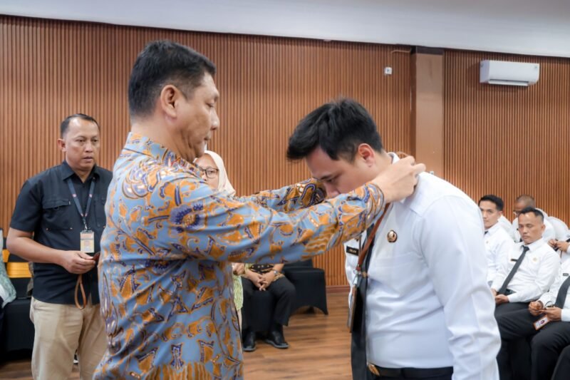 Sekda Banten Deden Apriandhi Dorong Peserta Pelatihan Kepemimpinan Perkuat Ilmu dan Kolaborasi Sekda Banten Deden Apriandhi Dorong Peserta Pelatihan Kepemimpinan Perkuat Ilmu dan Kolaborasi
