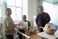 Chief Medical Officer Primaya Hospital Group, dr. Esther Ramono, bersama Dr. dr. Meizar Rizaldi, M.Ked.Klin., MM., MBA., FISQua, Direktur Primaya Hospital Bekasi Timur, menyapa dan memberikan bingkisan kepada Christiawan Heri, pasien hemodialisis di Primaya Hospital Bekasi Timur.
