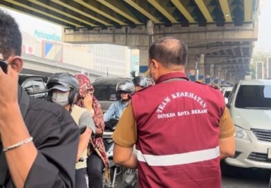 Antisipasi Abu Vulkanik, Dinkes Kota Bekasi Bagikan Masker kepada Warga