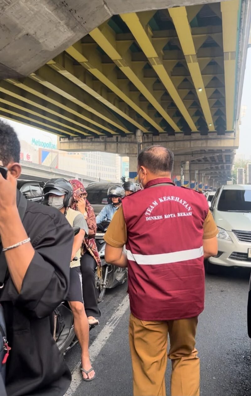 Antisipasi Abu Vulkanik, Dinkes Kota Bekasi Bagikan Masker kepada Warga