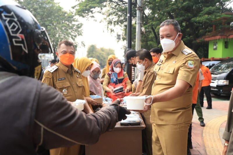 Peduli Warga di Tengah Erupsi Anak Krakatau, Wali Kota Bekasi Sisipkan Masker dalam Selasa Ceria Peduli Warga di Tengah Erupsi Anak Krakatau, Wali Kota Bekasi Sisipkan Masker dalam Selasa Ceria